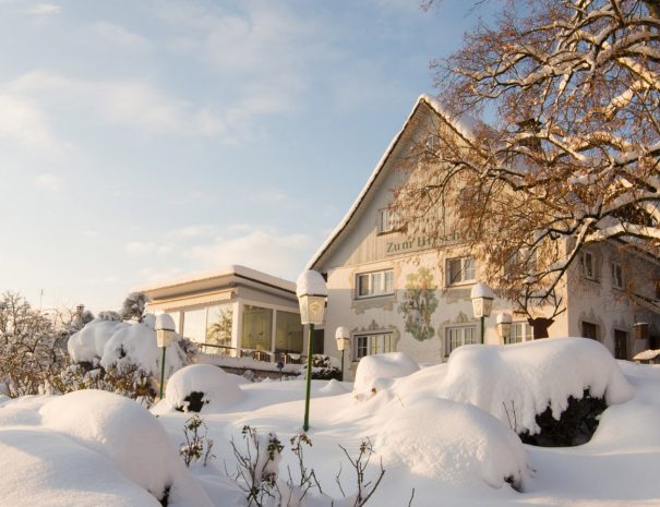 Gästehaus Berlinger verschneit bei Sonne